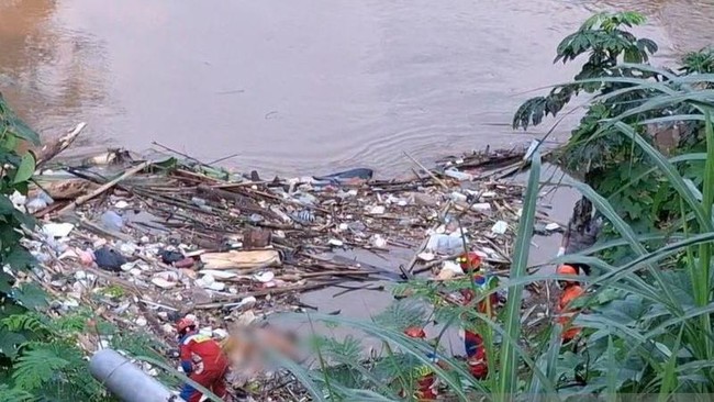 Dugaan Terbaru Mayat Pria Tanpa Kepala Mengambang di Ciliwung